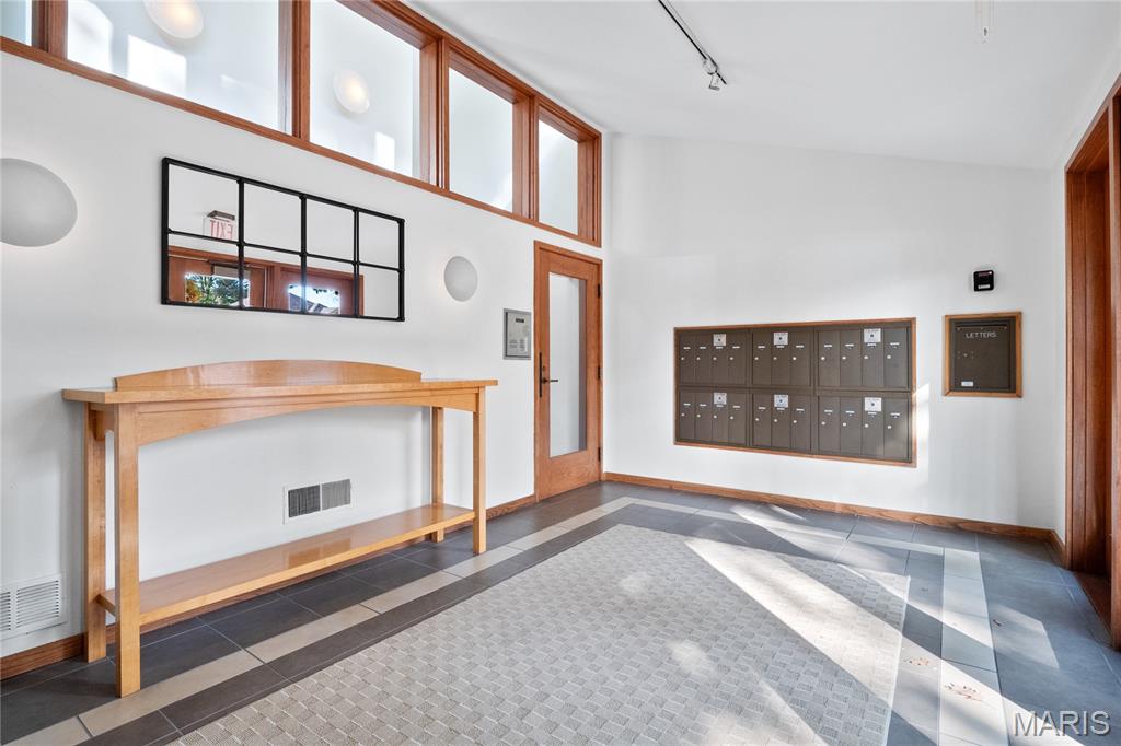 155 N Hanley Road Unit: 305