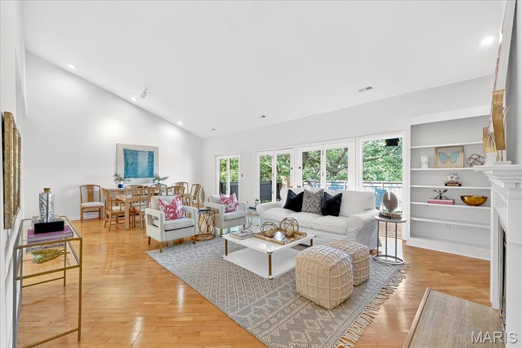 155 N Hanley Road Unit: 305
