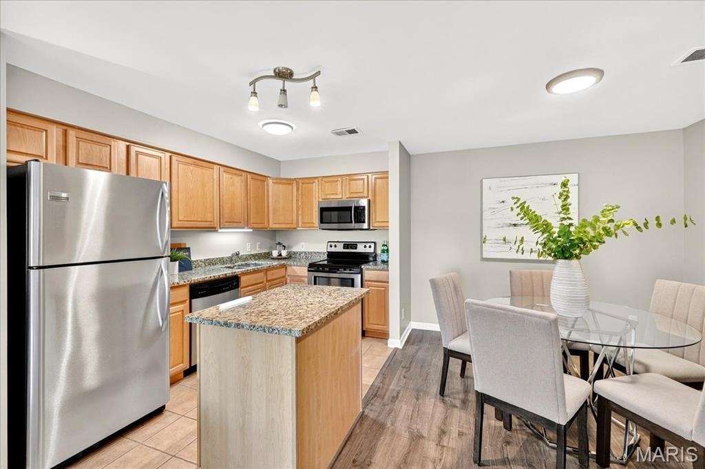 950 E East Rue De La Banque Unit: 208