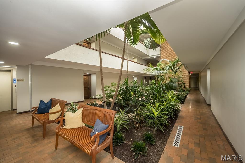 950 E East Rue De La Banque Unit: 208