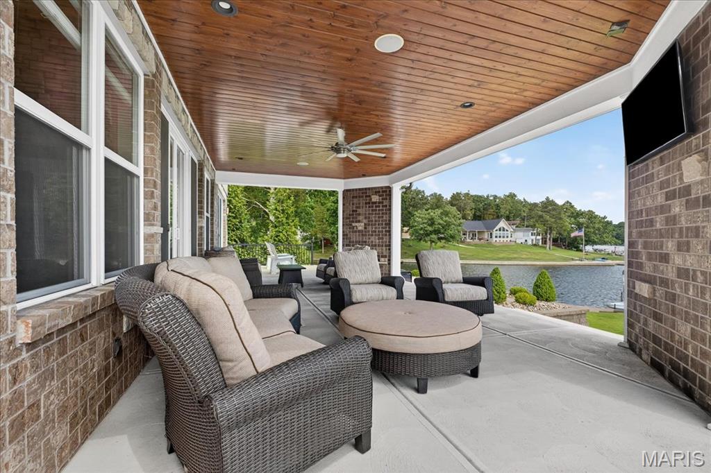 6020 N Lakeshore Drive