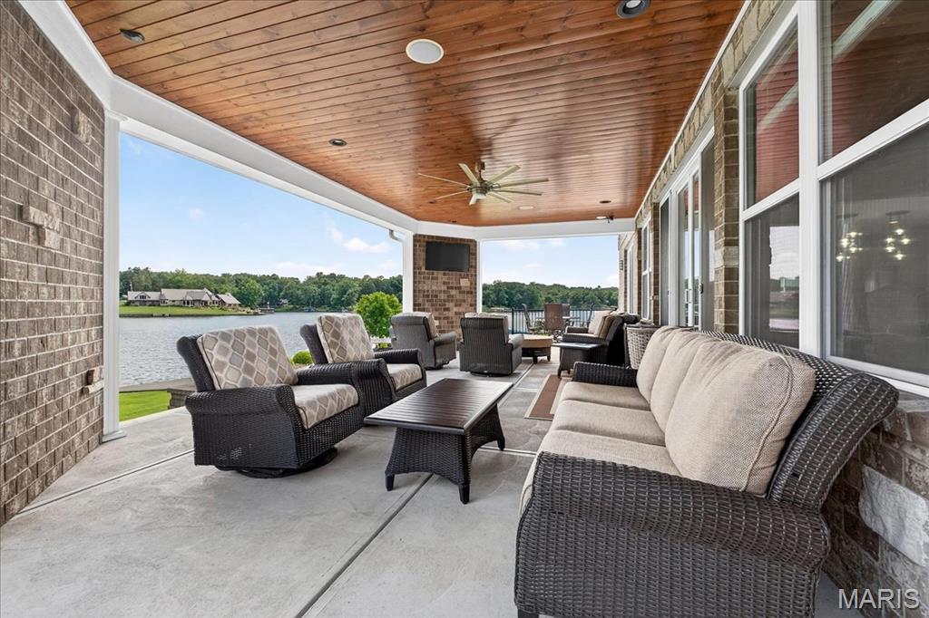 6020 N Lakeshore Drive