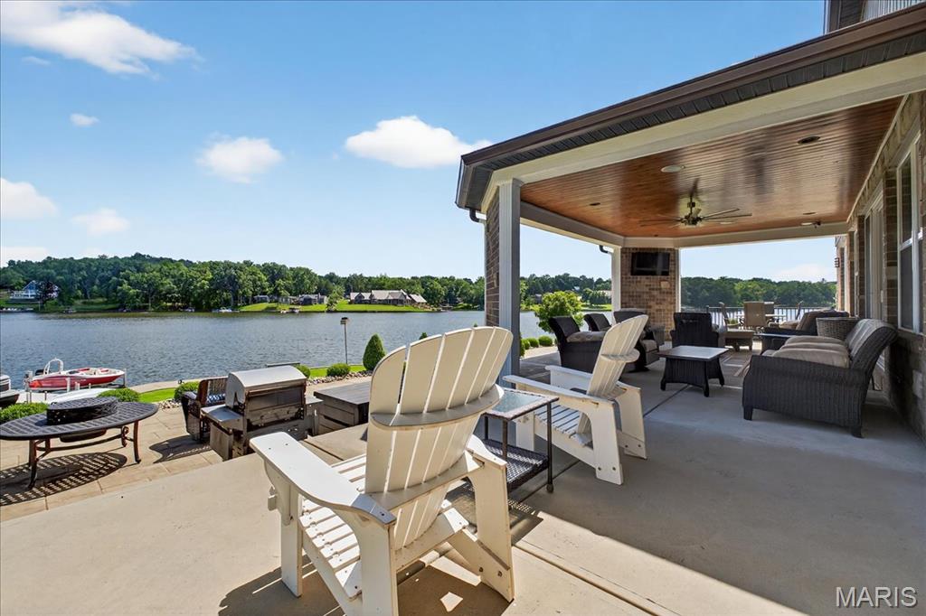 6020 N Lakeshore Drive
