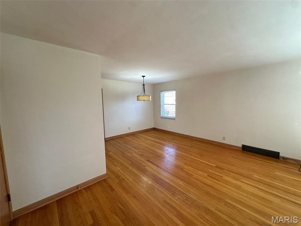 5001 Winona Avenue Unit: 2nd Floor