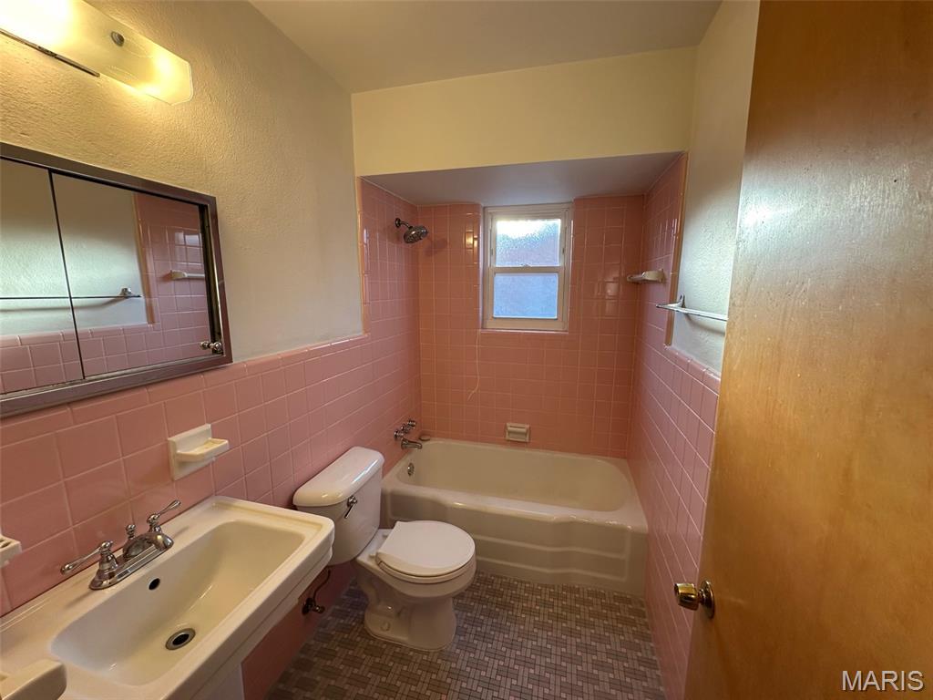 5001 Winona Avenue Unit: 2nd Floor