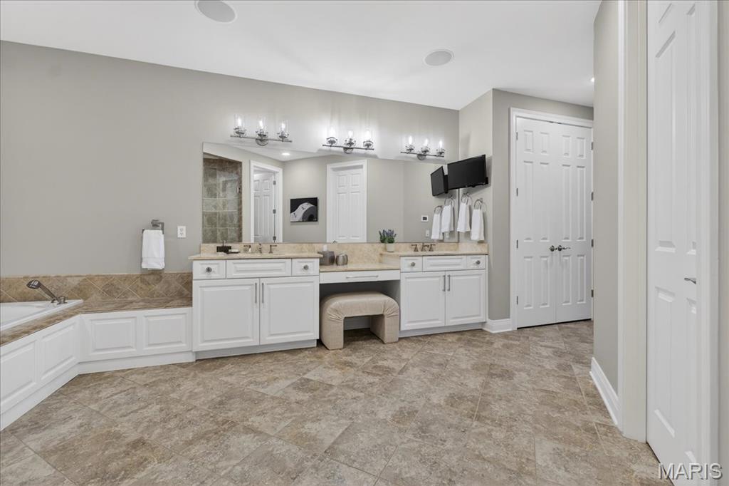 27 Bonhomme Grove Court