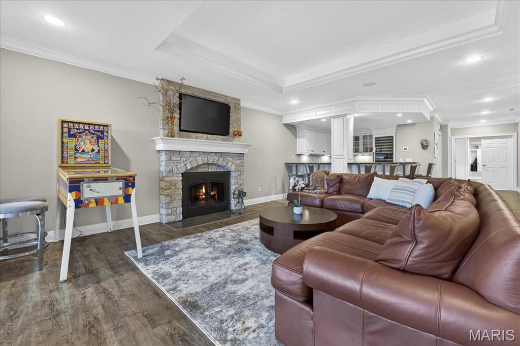 27 Bonhomme Grove Court