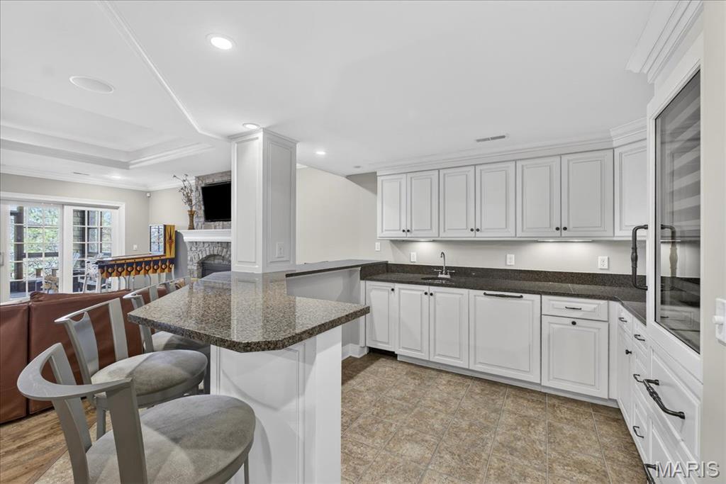 27 Bonhomme Grove Court