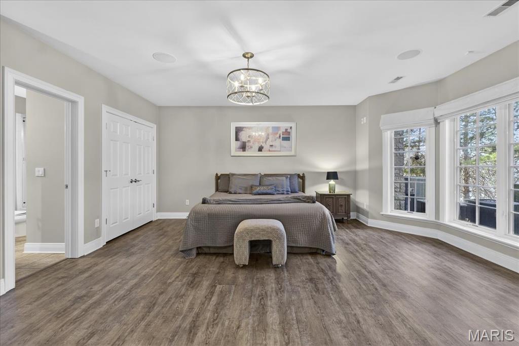 27 Bonhomme Grove Court