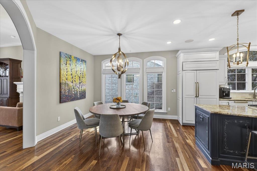 27 Bonhomme Grove Court