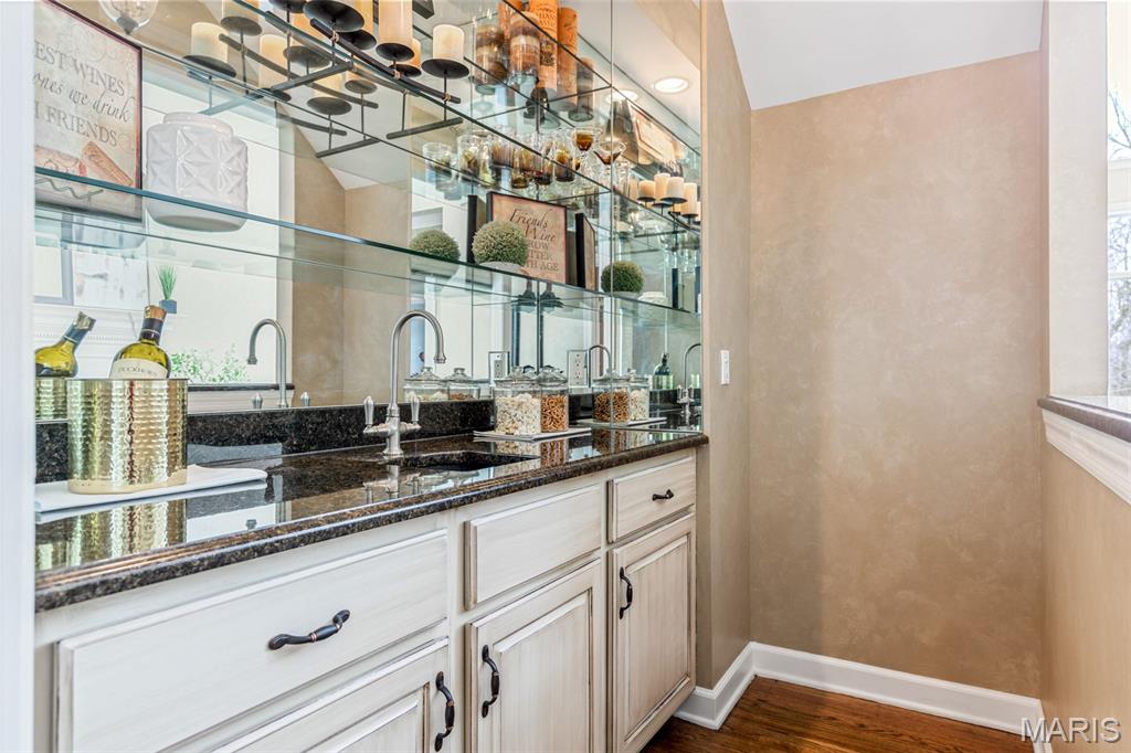 1040 Greystone Manor Parkway