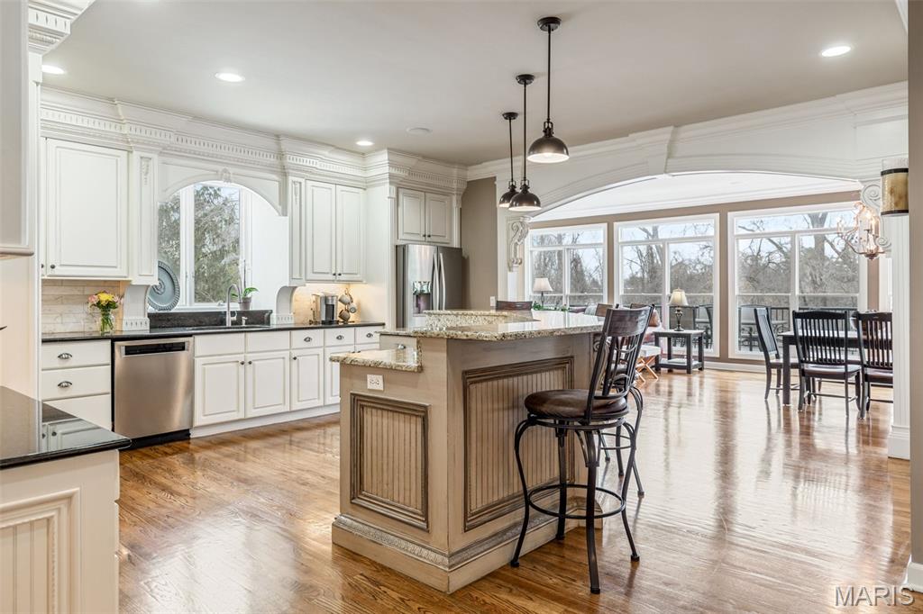 1040 Greystone Manor Parkway