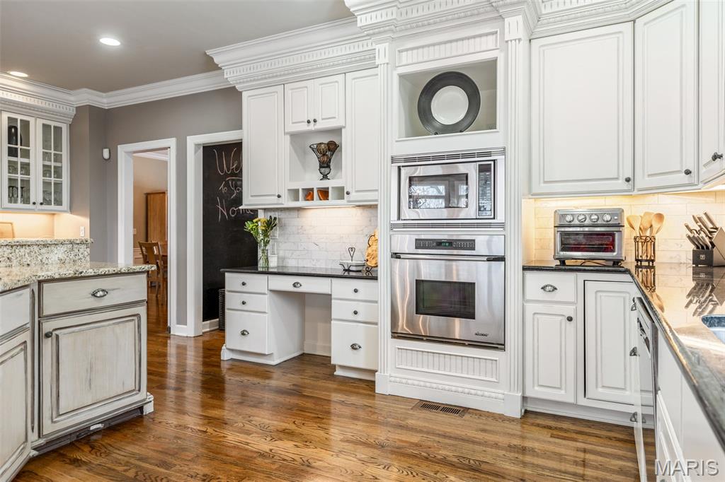 1040 Greystone Manor Parkway