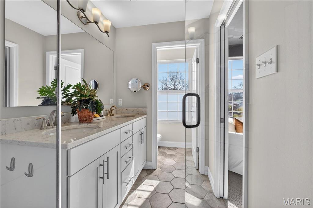 1087 E Linden Avenue