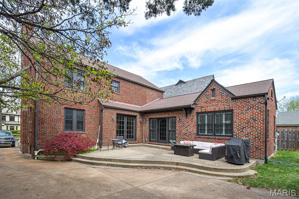 8010 Venetian Drive