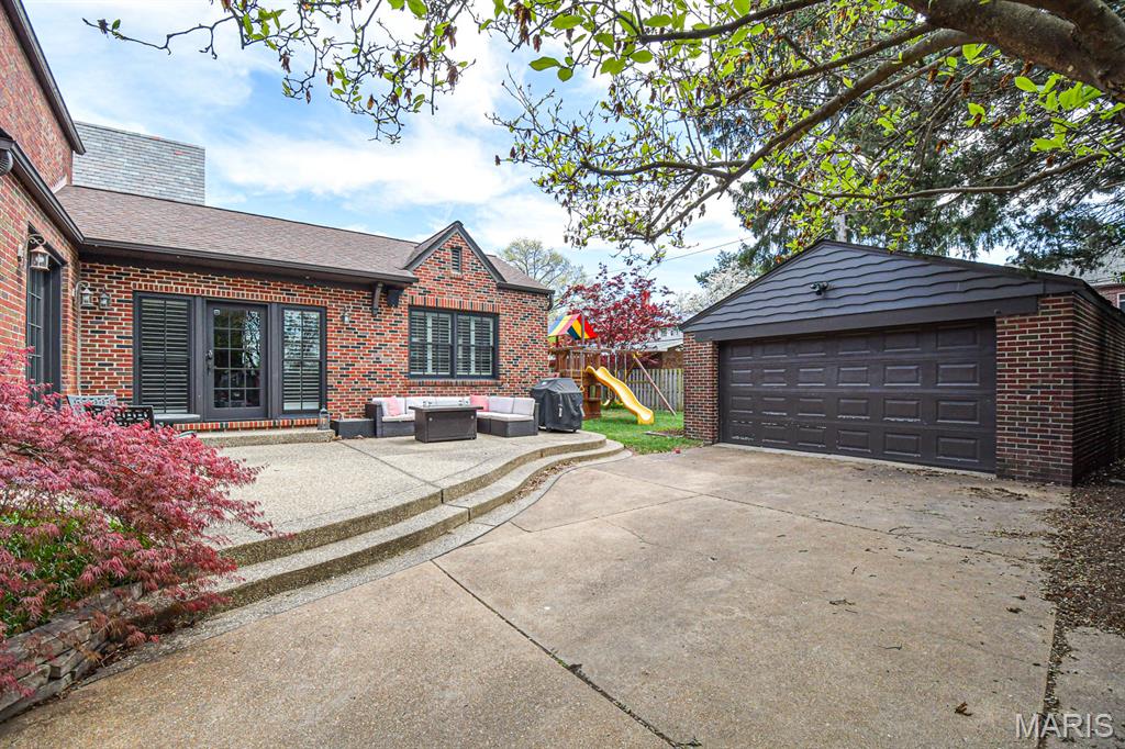 8010 Venetian Drive