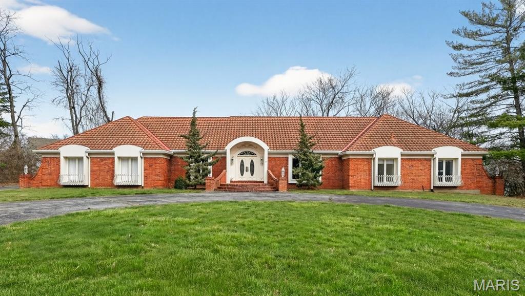 27 Meadowbrook Country Club Estate