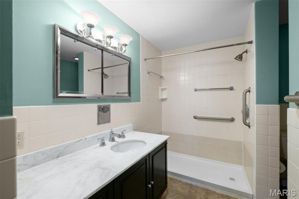 710 S Hanley Road Unit: 7B