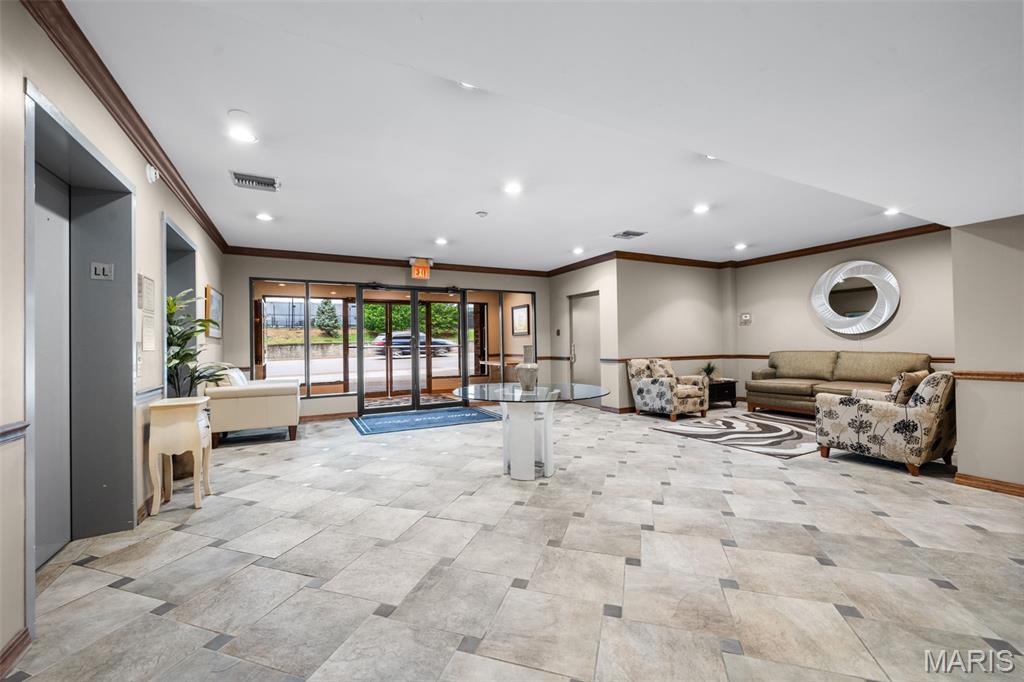 250 S Brentwood Boulevard Unit: 1F