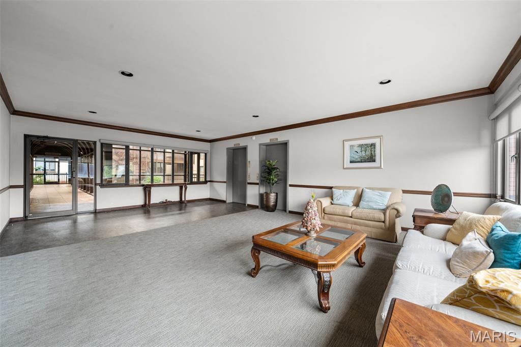 250 S Brentwood Boulevard Unit: 1F