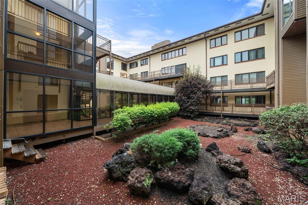 250 S Brentwood Boulevard Unit: 1F
