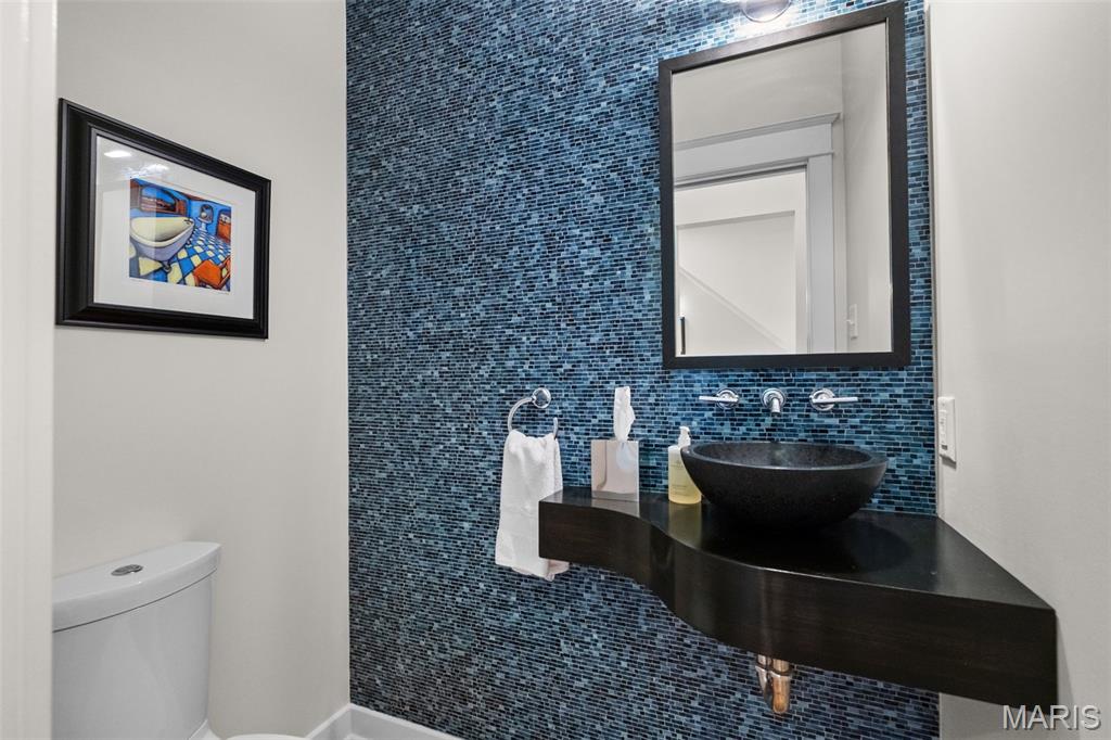 8105 Kingsbury Boulevard