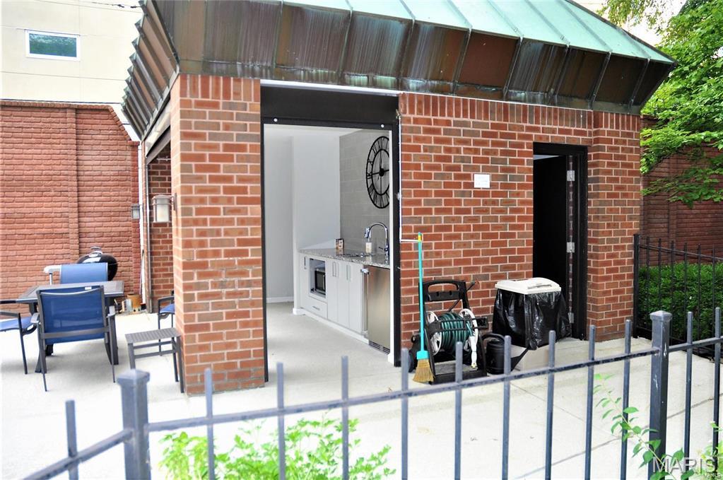 4540 Laclede Avenue Unit: 304