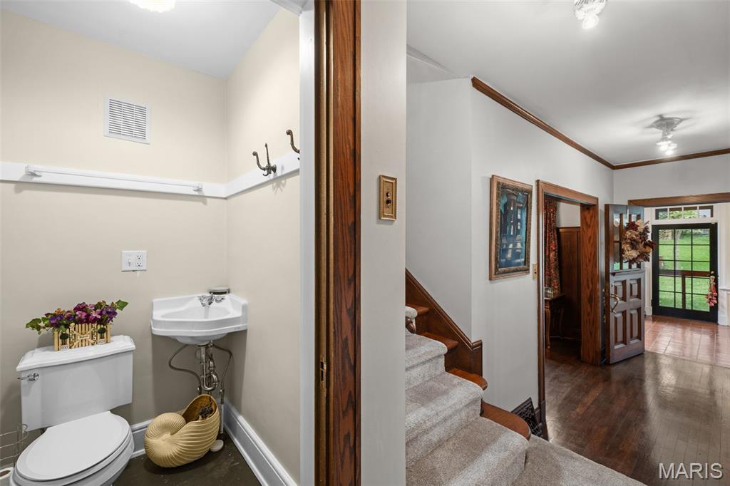 445 Algonquin Place