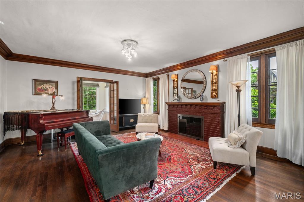 445 Algonquin Place