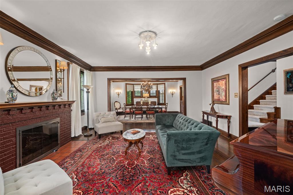 445 Algonquin Place