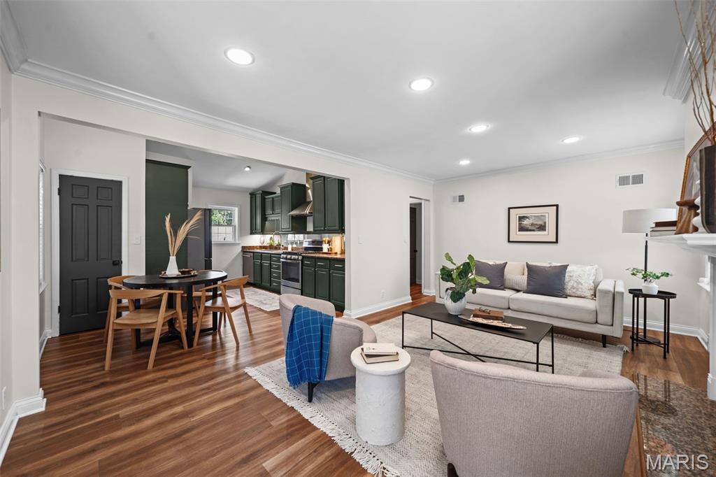 823 Victoria Place