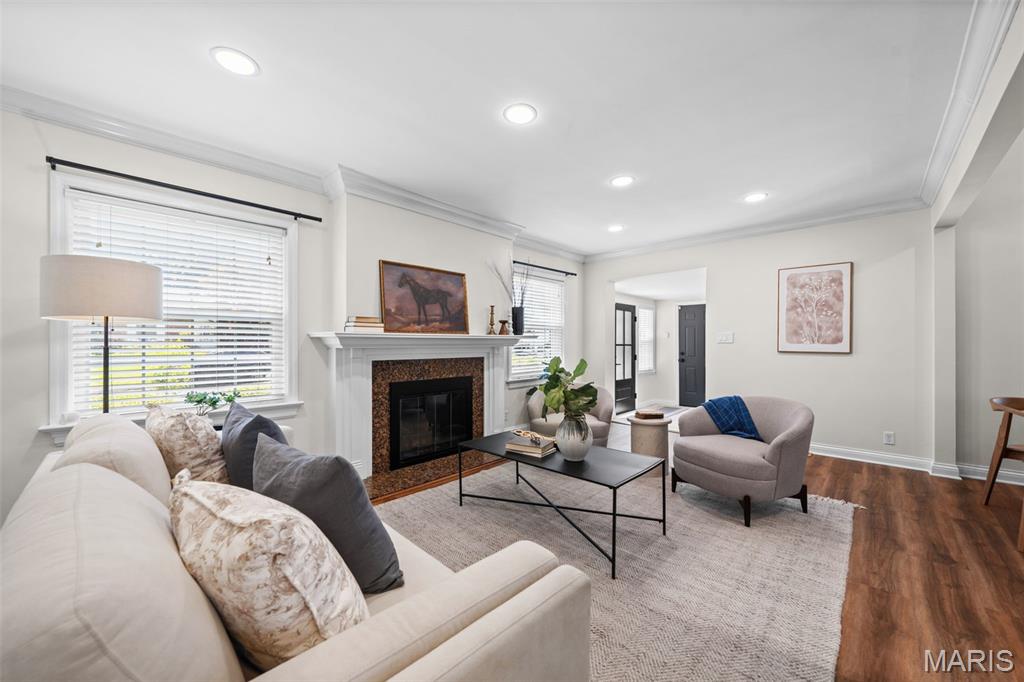 823 Victoria Place