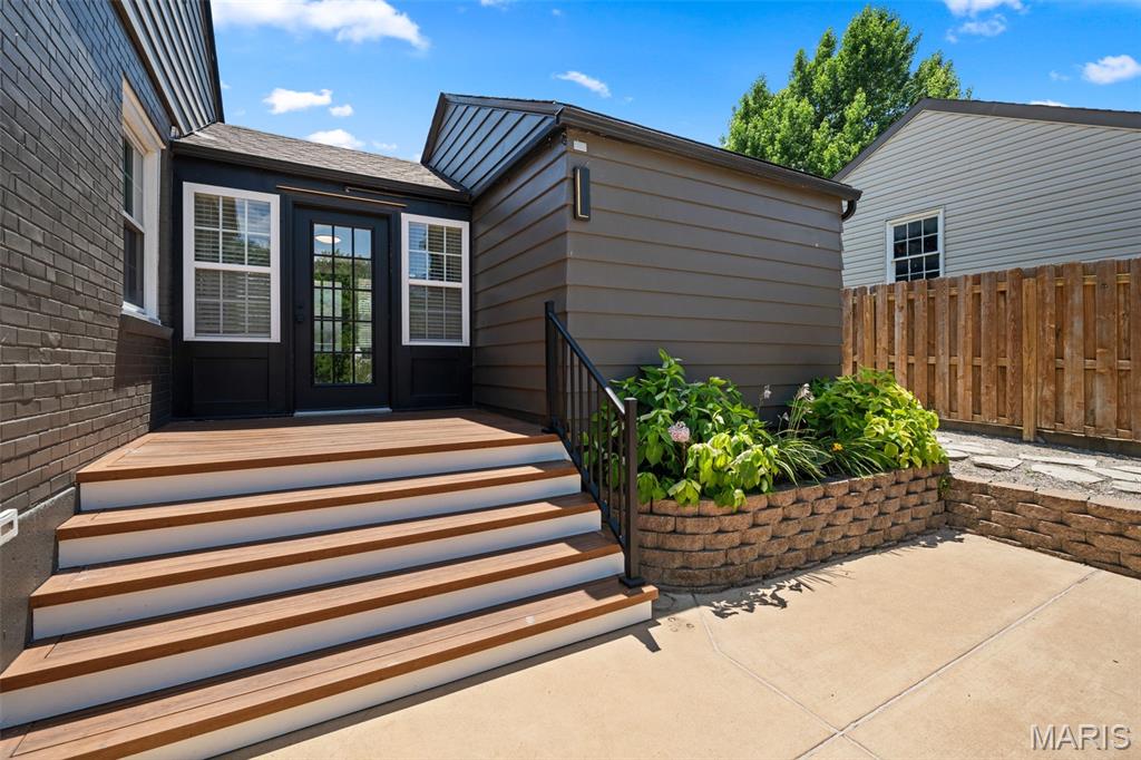 823 Victoria Place