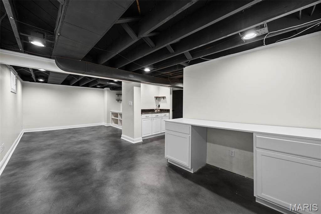 823 Victoria Place