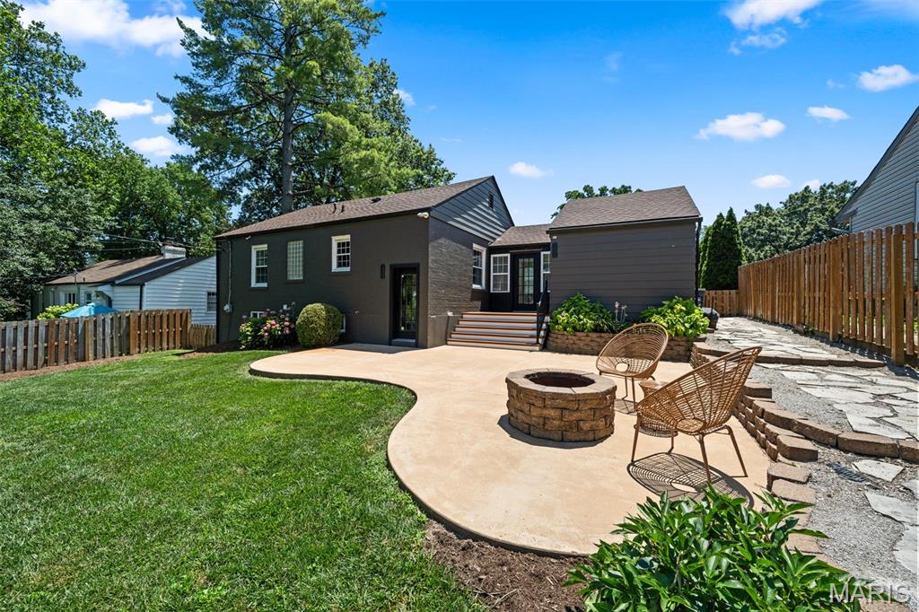 823 Victoria Place