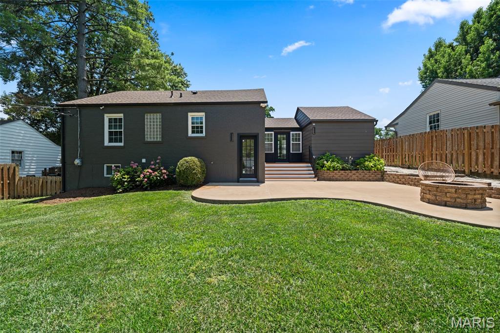 823 Victoria Place