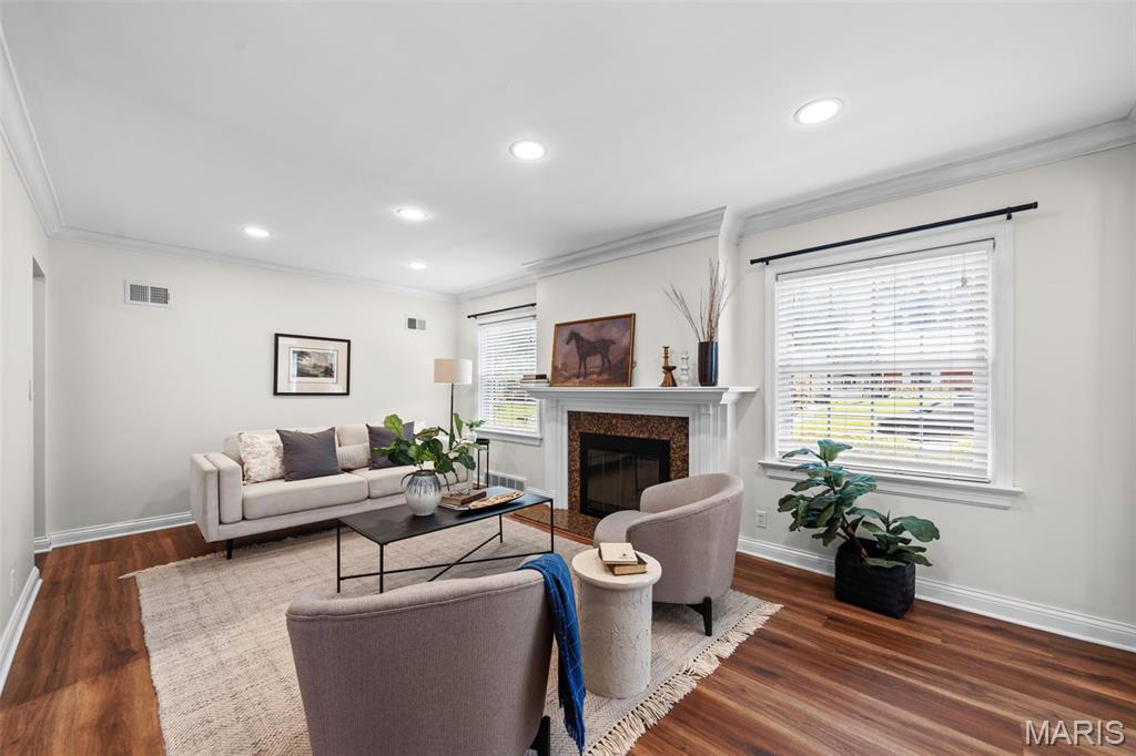 823 Victoria Place