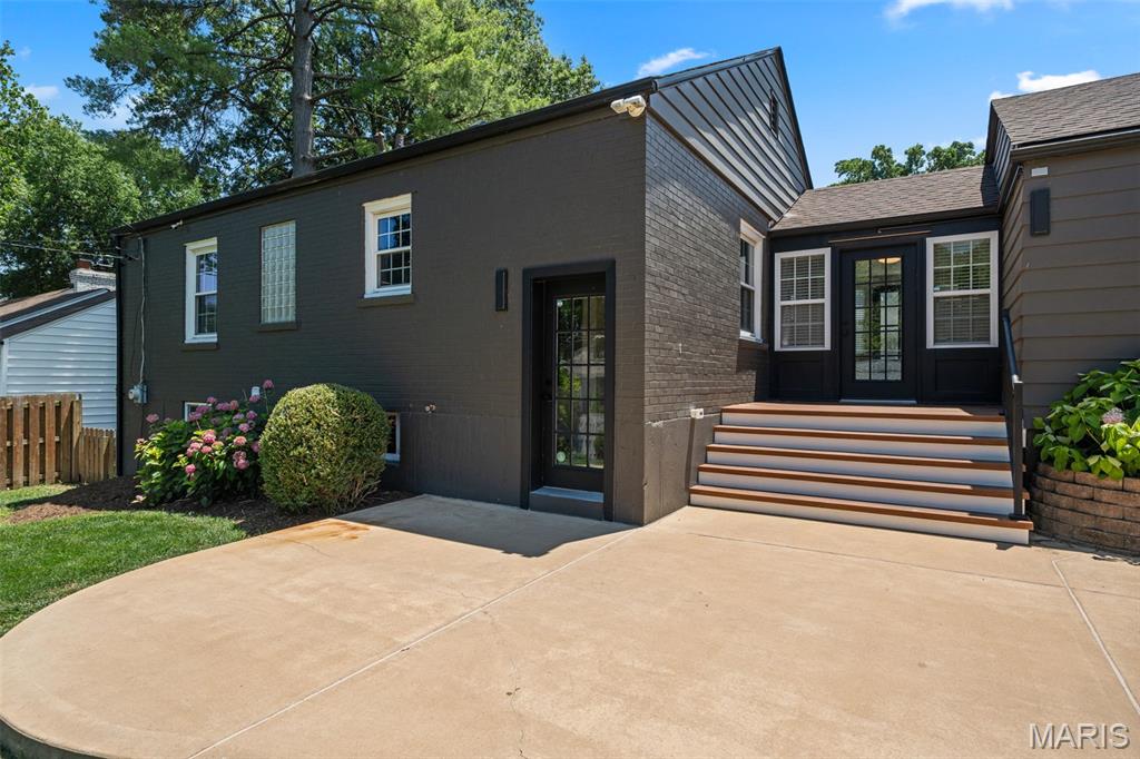 823 Victoria Place