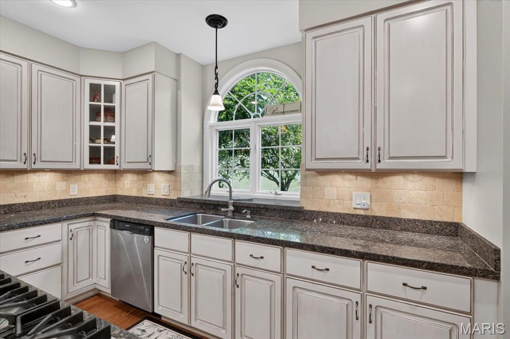 1059 Greystone Manor Parkway