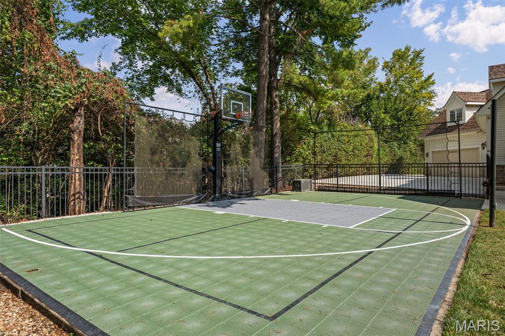 2457 Town And Country Lane