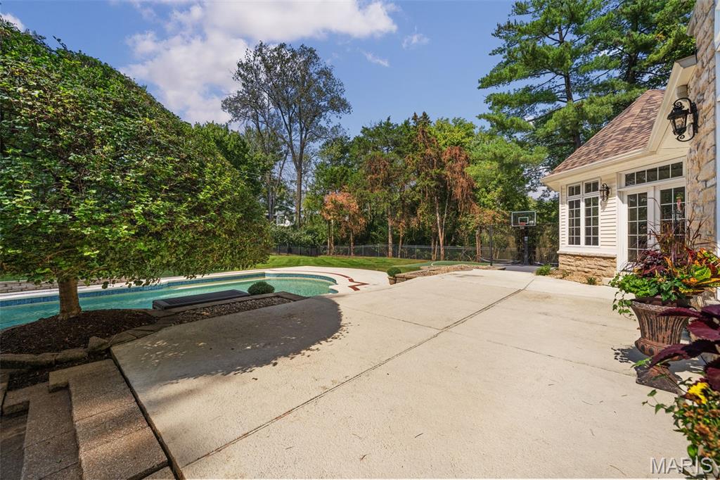 2457 Town And Country Lane