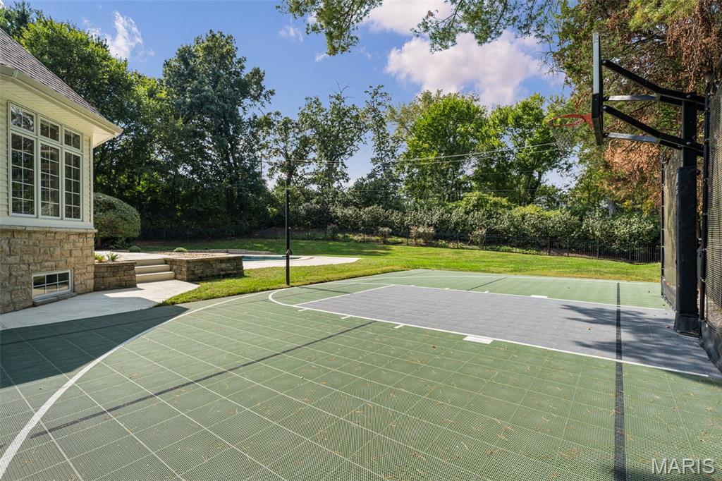 2457 Town And Country Lane