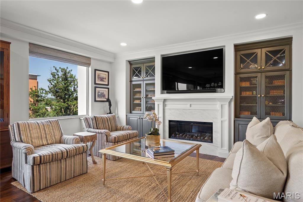 900 S Hanley Road Unit: 6B