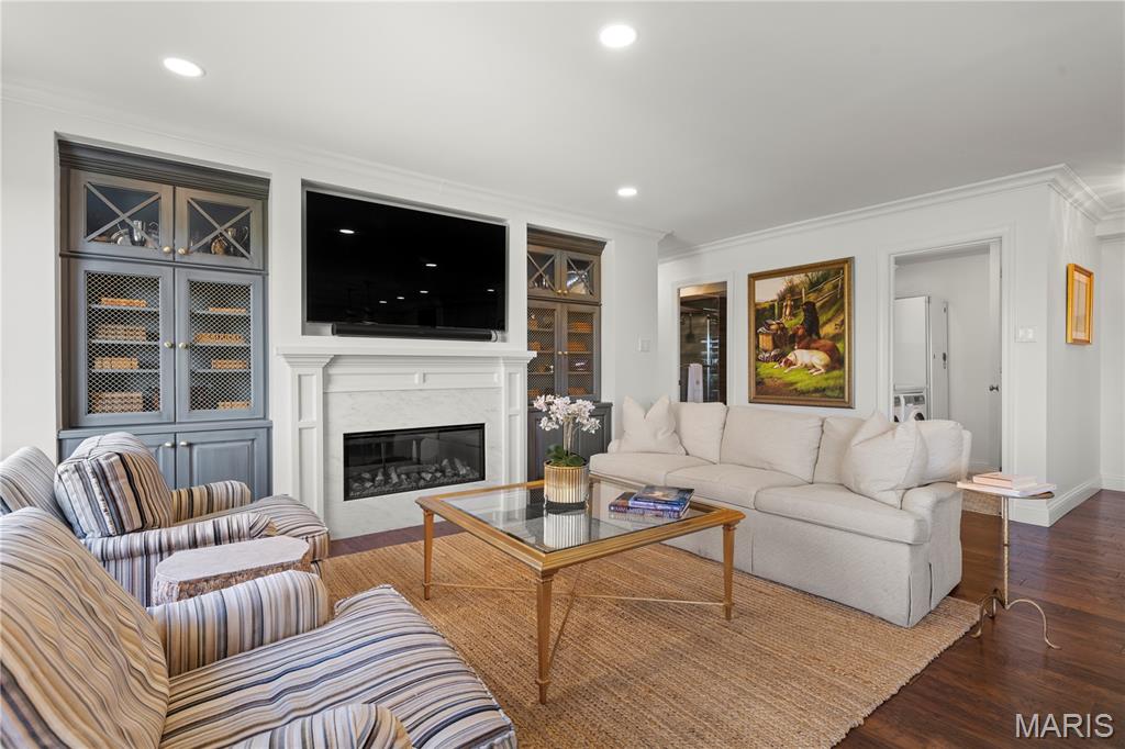 900 S Hanley Road Unit: 6B