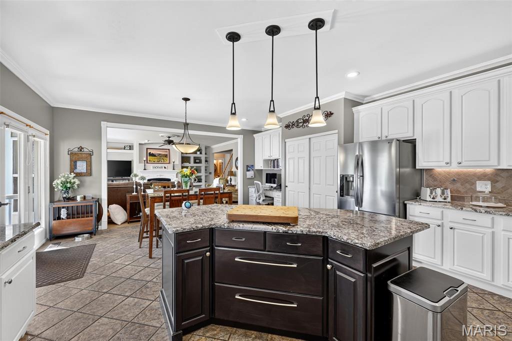 708 Lakeshore Manor Ct Court