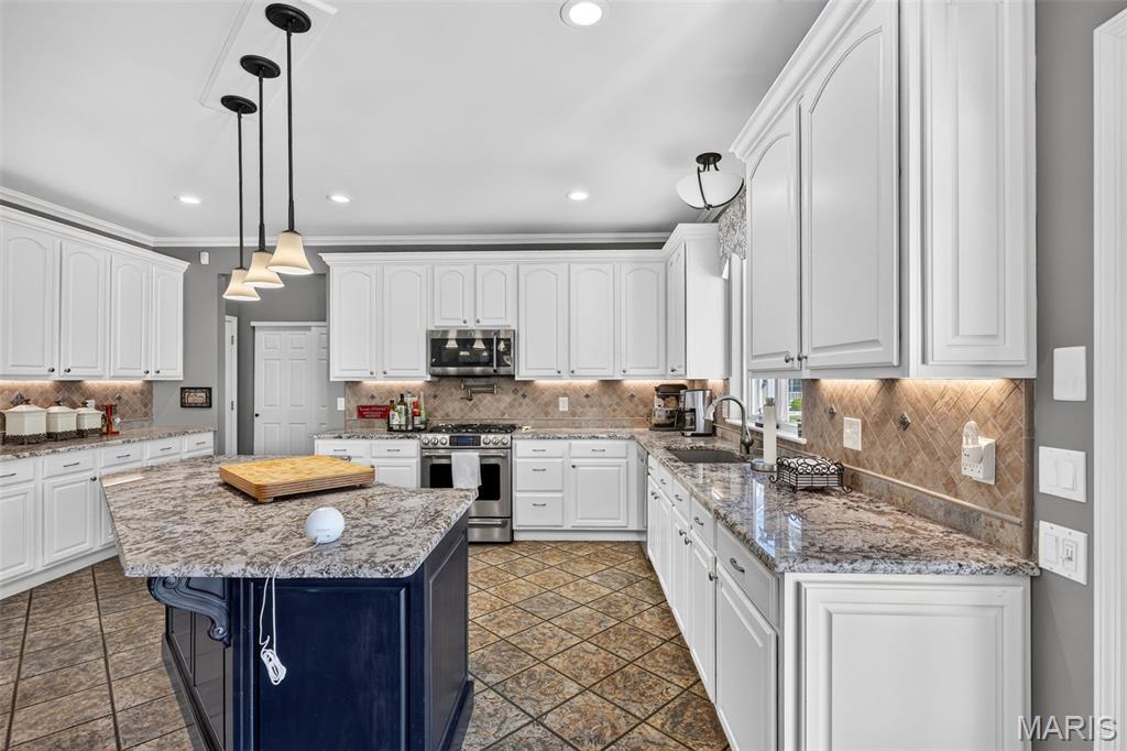 708 Lakeshore Manor Ct Court