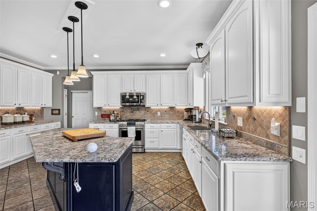 708 Lakeshore Manor Ct Court