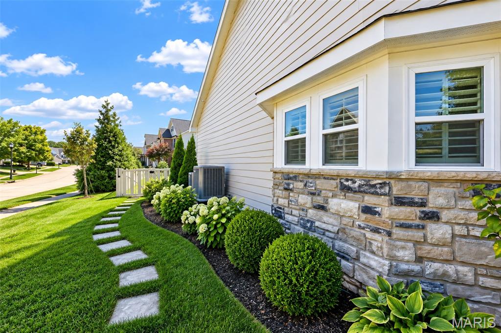 708 Lakeshore Manor Ct Court