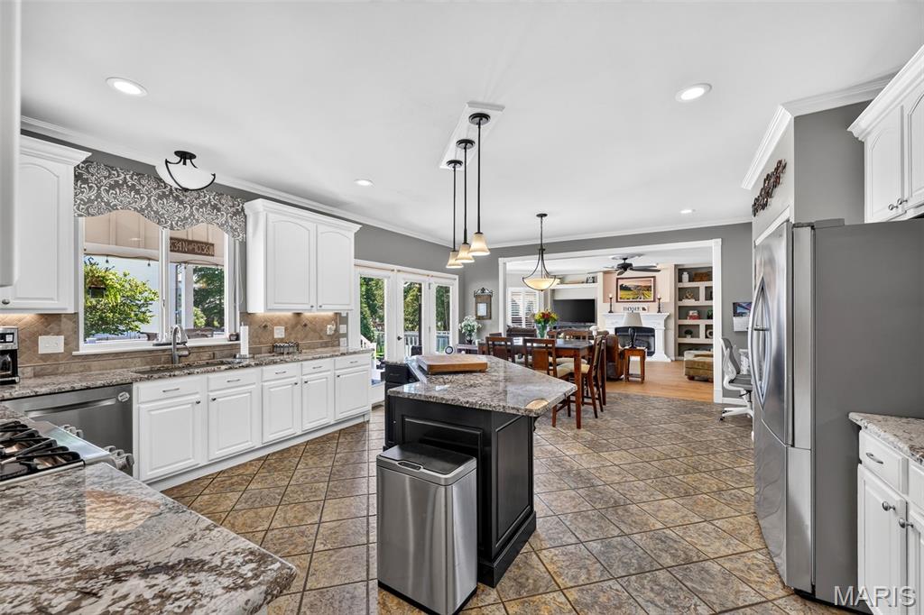 708 Lakeshore Manor Ct Court