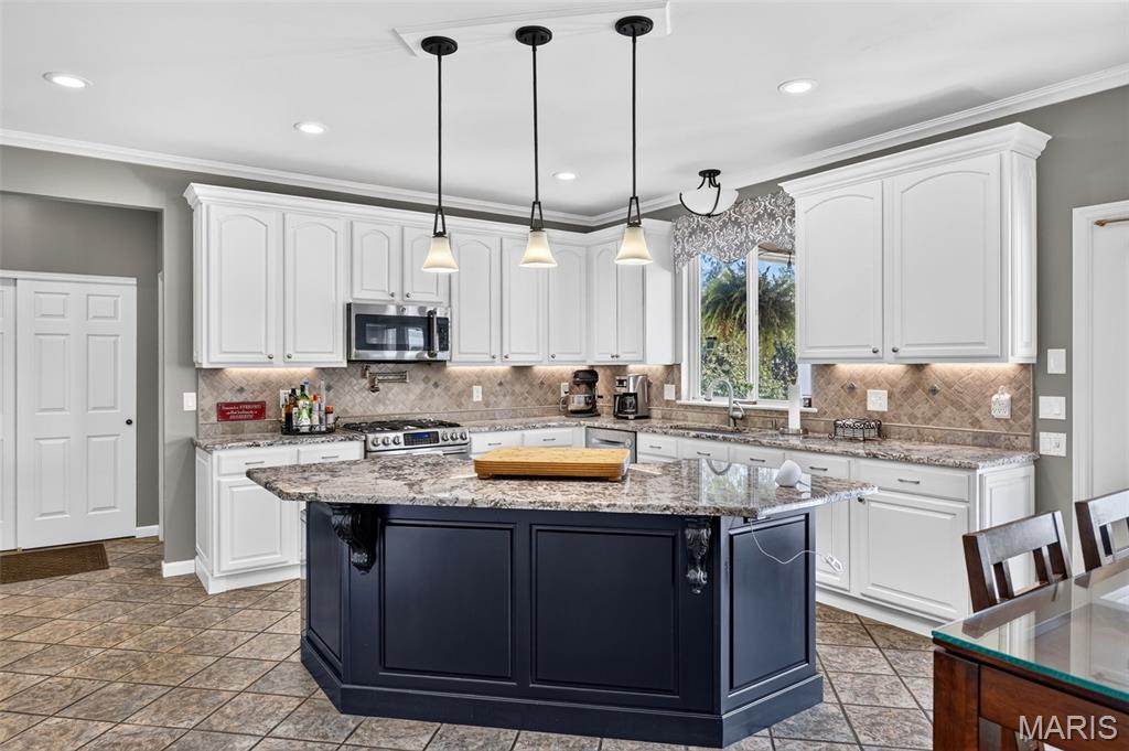 708 Lakeshore Manor Ct Court